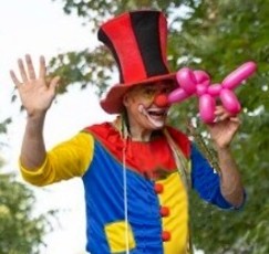 Walking-Act Stelzenclown Peppino Ballonkuenstler Luftballontiere Modellierballons